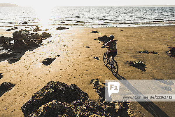 Frankreich  Halbinsel Crozon  Man Biking am Strand