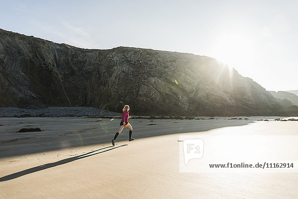 Frankreich  Halbinsel Crozon  Teenager-Mädchen  das am Strand läuft