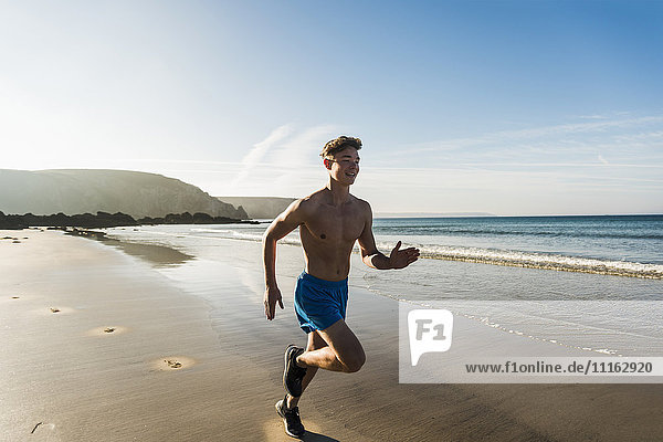 Frankreich  Halbinsel Crozon  junger Mann  der am Strand läuft
