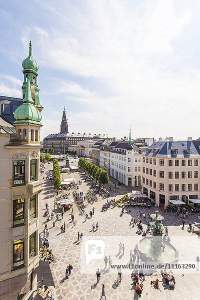 Dänemark  Kopenhagen  Stroget  Einkaufszentrum  Amagertorv-Platz mit Brunnen