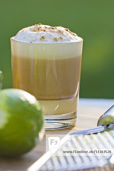 Lagenkaffee  Kondensmilch  Likör  Espresso und Milchschaum