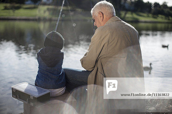 Großvater und Enkel beim gemeinsamen Fischen