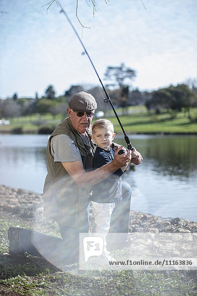 Großvater und Enkel beim gemeinsamen Fischen