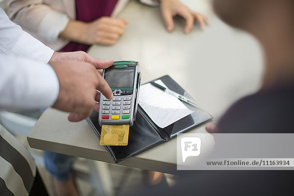 Bezahlung mit Kreditkarte im Restaurant