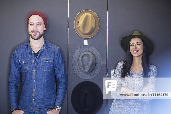 Mann und Frau im Geschäft mit Hut und Mütze