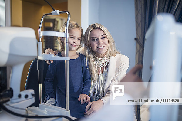 Mutter und Tochter beim Optiker