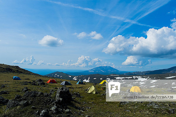 Campingzelte in Berglandschaft