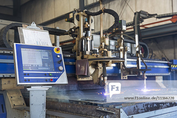 Schalttafel und Maschinen zur Herstellung von Metall in einer Fabrik