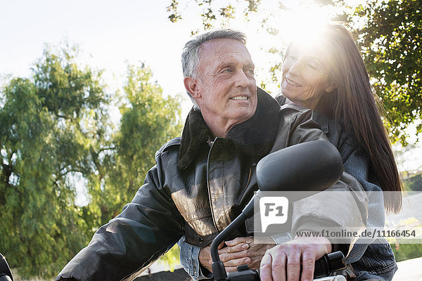 Älteres Ehepaar macht eine Motorradtour.