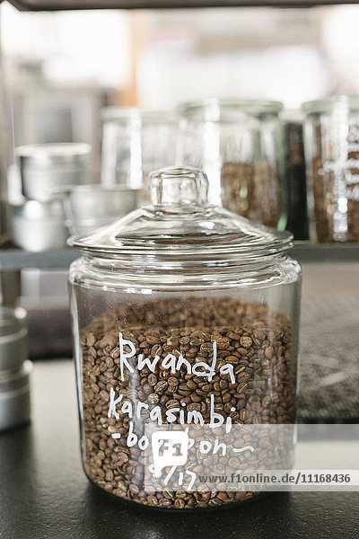 Nahaufnahme eines Glasglases mit ruandischen Kaffeebohnen.