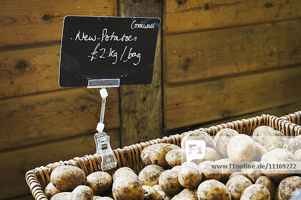 Bio-Neukartoffeln werden in einem Hofladen verkauft.