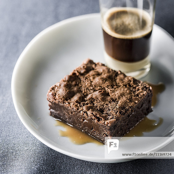 Brownie auf Teller mit Espresso