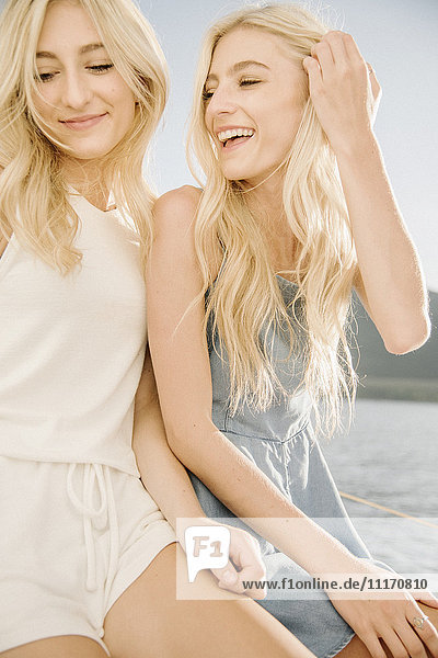Porträt von zwei blonden Schwestern auf einem Segelboot.