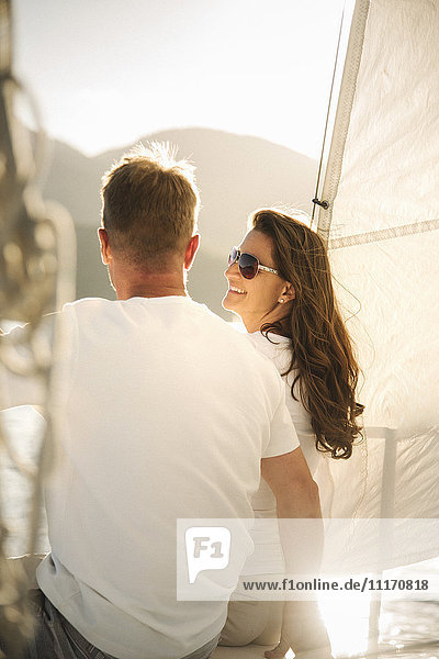 Mann und Frau auf einem Segelboot.