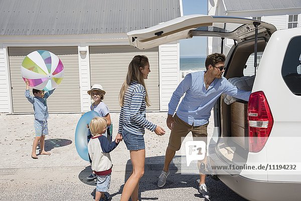 Junges Familienpackauto mit Strandgetriebe für den Urlaub