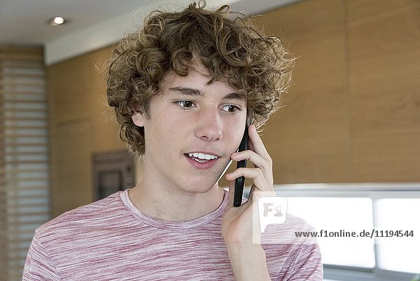 Teenager-Junge spricht auf einem Handy