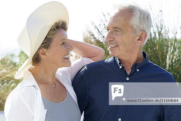 Glückliches Seniorenpaar lächelt