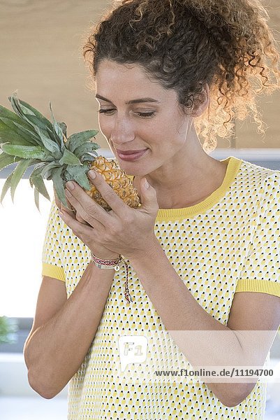 Nahaufnahme einer Frau mit Ananasgeruch