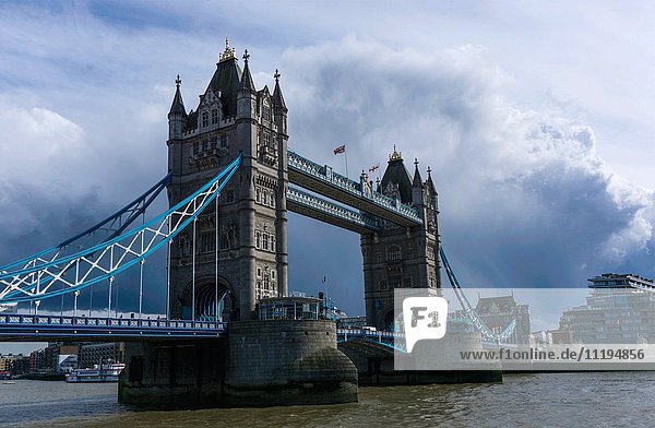Tower Bridge und Themse  London  England  UK