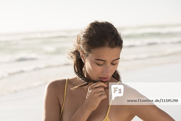 Nahaufnahme einer jungen schönen Frau am Strand