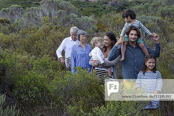 Glückliche Mehrgenerationen-Familie beim Wandern in der Landschaft