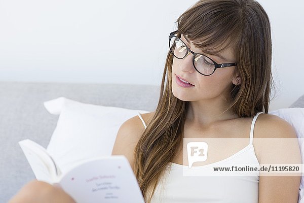 Nahaufnahme einer Frau beim Lesen eines Buches