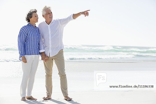 Frau mit ihrem Mann am Strand stehend