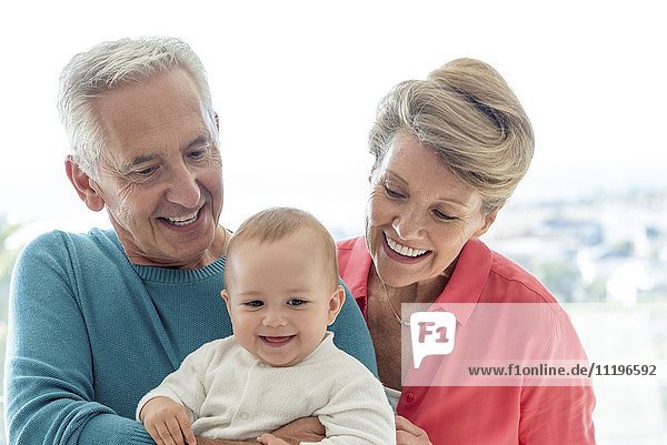 Glückliche Großeltern mit Baby-Enkelin