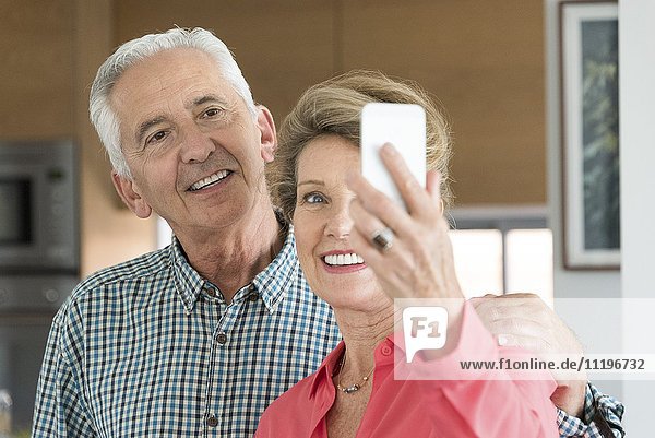 Glückliches älteres Paar  das Selfie mit Fotohandy nimmt