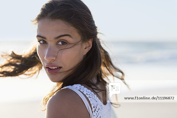 Porträt einer jungen Frau am Strand