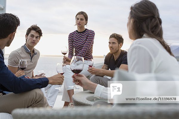 Eine Gruppe von Freunden genießt den Wein in einem Resort.