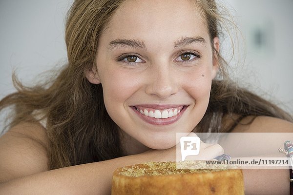 Porträt eines fröhlichen Mädchens mit Kuchen