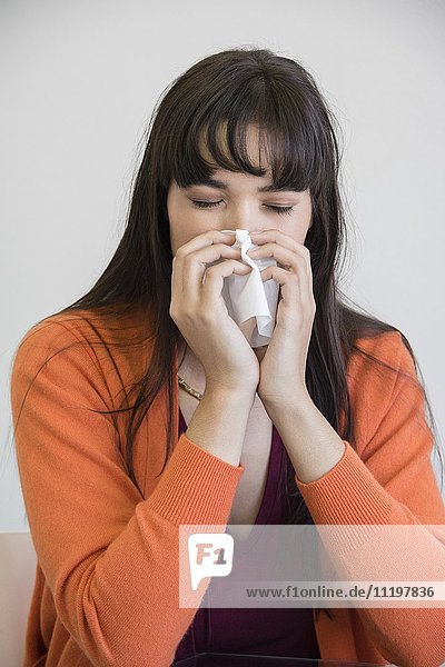 Geschäftsfrau mit Erkältung und Grippe