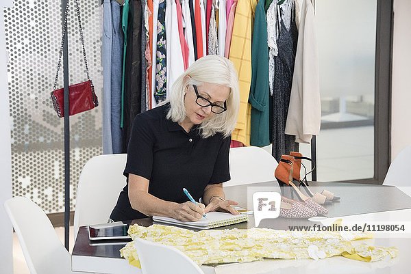 Modedesignerin in ihrem Büro