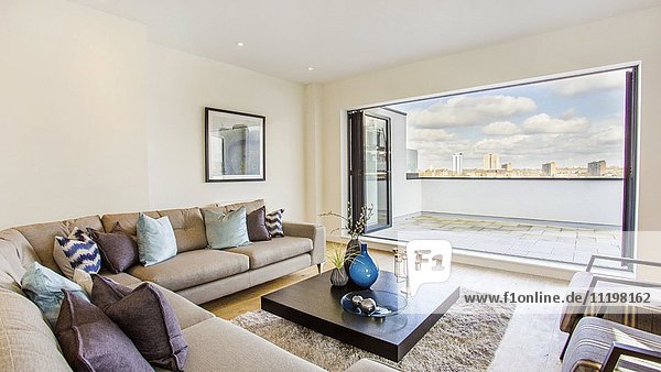 Wohnzimmer mit Blick auf das Stadtbild  London  England  UK