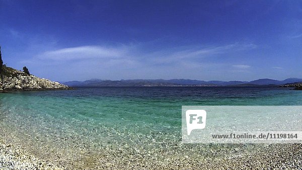 Plätscherndes Wasser am felsigen Strand  Korfu  Griechenland