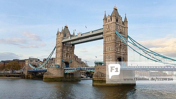 Tower Bridge und Themse  London  England  UK