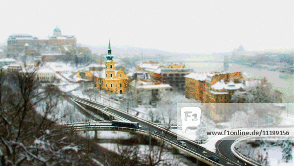 Zeitraffer- und Tilt-Shift-Effekt des Verkehrs in der Stadt an einem verschneiten Tag,  Budapest,  Ungarn