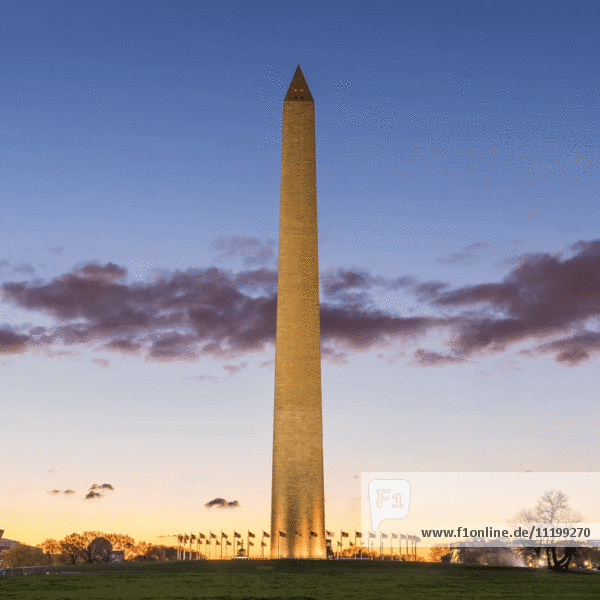 Washington Monument bei Sonnenuntergang mit amerikanischen Flaggen weht im Wind gegen bewegten Himmel,  Washington,  DC,  USA