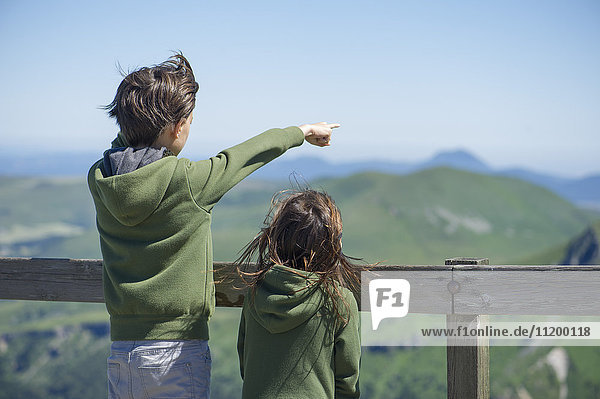 Kinder mit Blick auf die Berge