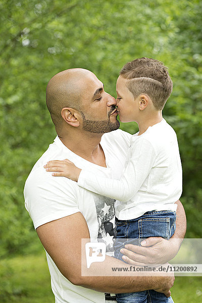 Vater mit Sohn küssend