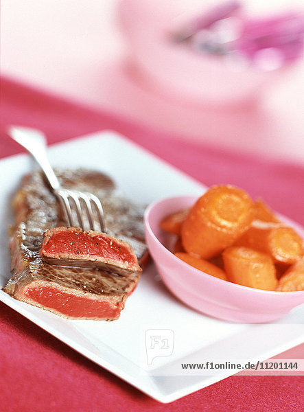 Grilled steak with glazed carrots