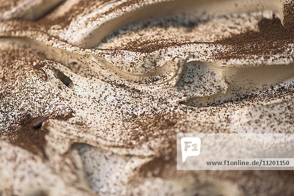 Vollbild-Eiscreme mit Kakaopulver garniert