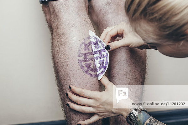 Artist Tattoo-Druck Design auf menschlichem Bein