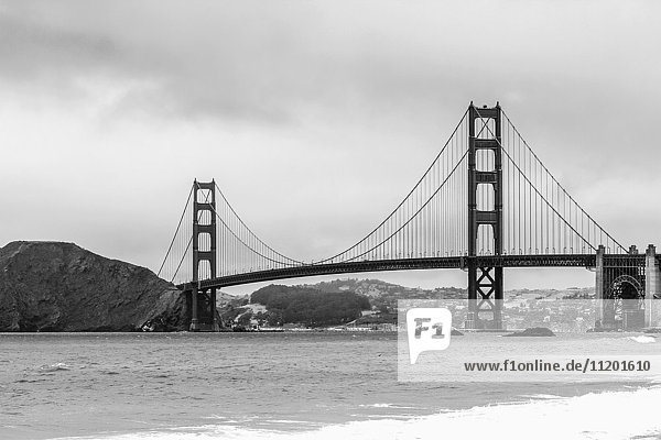 Blick auf die Golden Gate Bridge über die Bucht des Wassers gegen den Himmel  San Francisco  Kalifornien  USA
