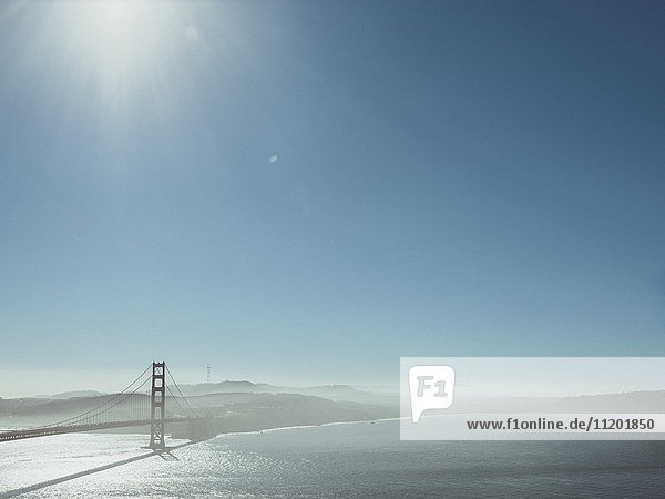 Blick auf die Golden Gate Bridge über die San Francisco Bay bei klarem Himmel  Kalifornien  USA