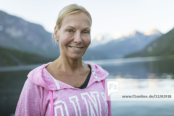 Porträt einer lächelnden Frau am See