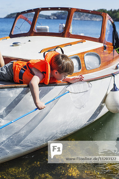 Kleiner Junge auf einem Boot