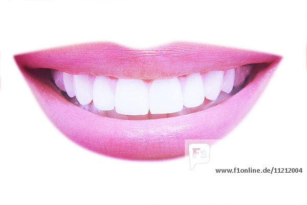 Nahaufnahme eines schönen Lächelns mit gesunden Zähnen auf weißem Hintergrund