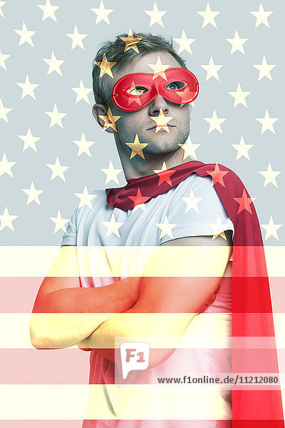 Superheld über US-Flagge stehend